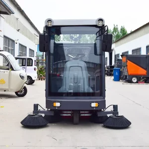 CE Standard Ride-On Floor Sweeper with Mist Spray and Vacuum System, Battery Powered, for Concrete, Dust, and Asphalt