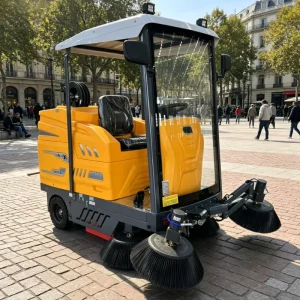 Electric Ride on Sweeper Machine 48V Battery Powered Road Sweeper With Vacuum Dust Collection System