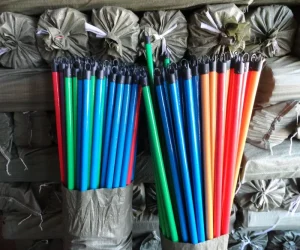 Factory Direct PVC Film Coated Eucalyptus Wooden Broom Handle Stick PVC Wrapped Eucalyptus Broom Stick Wooden Handle Supplier