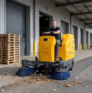Municipal Electric Road Sweeper Cleaning Machine with 250L Water Tank