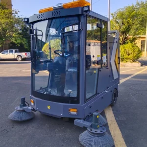 Ride On Electric Battery Powered Self Propelled Leaf Sweeping Machine with Cold Water Spray for Garden & Road Use