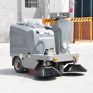 Ride-On Electric Floor Sweeper with Three Brushes, 8500 m²/h, 48V Battery
